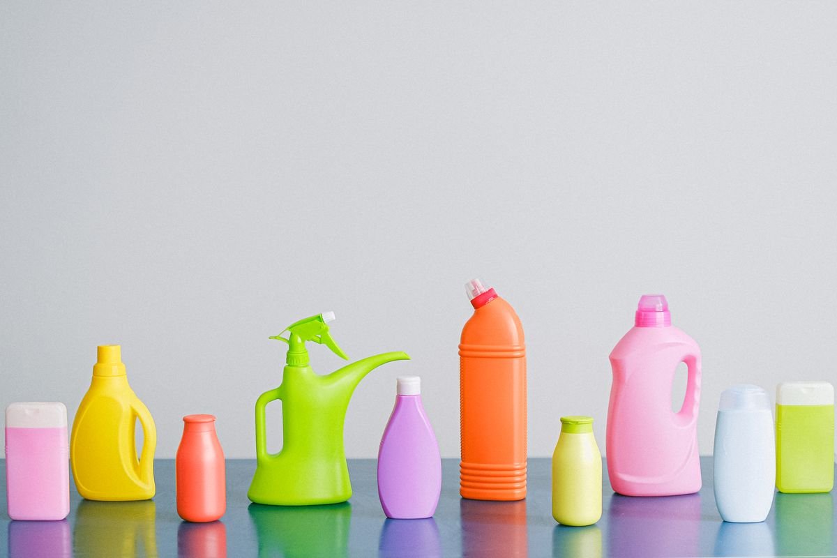 Varios productos de limpieza de colores